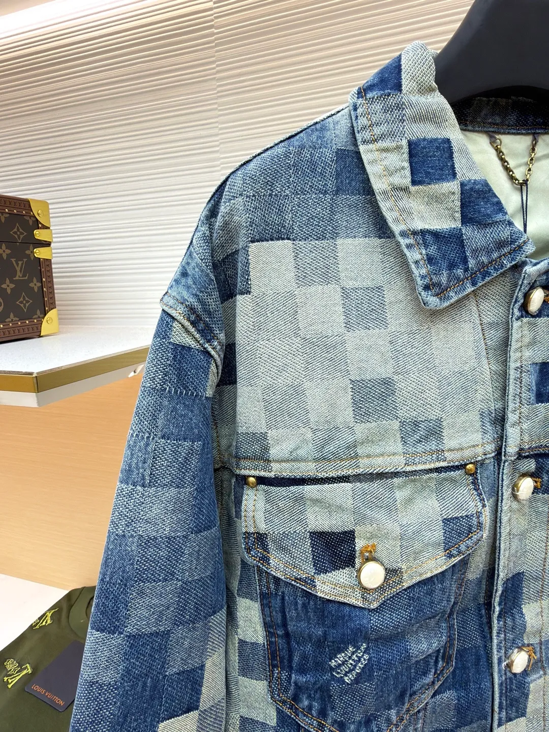 LOUIS VUITTON mosaic denim jacket ●Authentic product: purchased and developed by 13939 ●Item number: 1680240-C05 ●Fabric: denim fabric ●Technology: embossed embossing ●Version: fitted version ●Weight: about 1060 grams ●Size: 30-32-34-36 ●Description: Integrating Monogram embossed pockets into a casual workwear silhouette, it can create a trendy look with the same style of overalls, or it can be mixed and matched with separate items to explore more fashion possibilities. Positioned panel splicing design, slightly distressed, washed blue, square nails with lettering under the left sleeve, decorative zipper, snap buttons at the front, standard cut version, casual style, suitable for both men and women. Original goods, washed casual jeans, imported original washed stretch fabric, comfortable and elastic, original hardware accessories decorated with logo, super correct fit, extremely high grade, high quality, fashionable and stylish upper body. The overall wiring is straight and delicate, the fabric is comfortable and soft, and the color is consistent without color difference. It can be matched with the same style to create a fashionable look and control various occasions. Customized accessories, complete with three standards, same style for men and women!